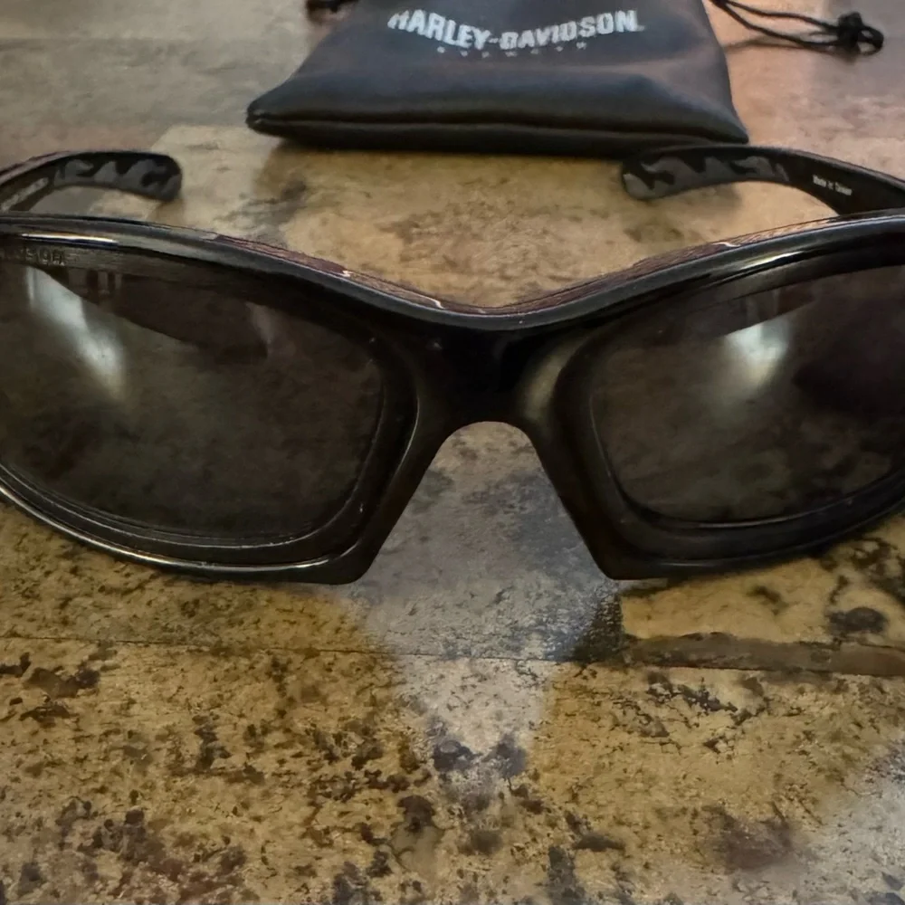 Harley-Davidson motorcycle riding sunglasses black frame and lenses. - Picture 4 of 6